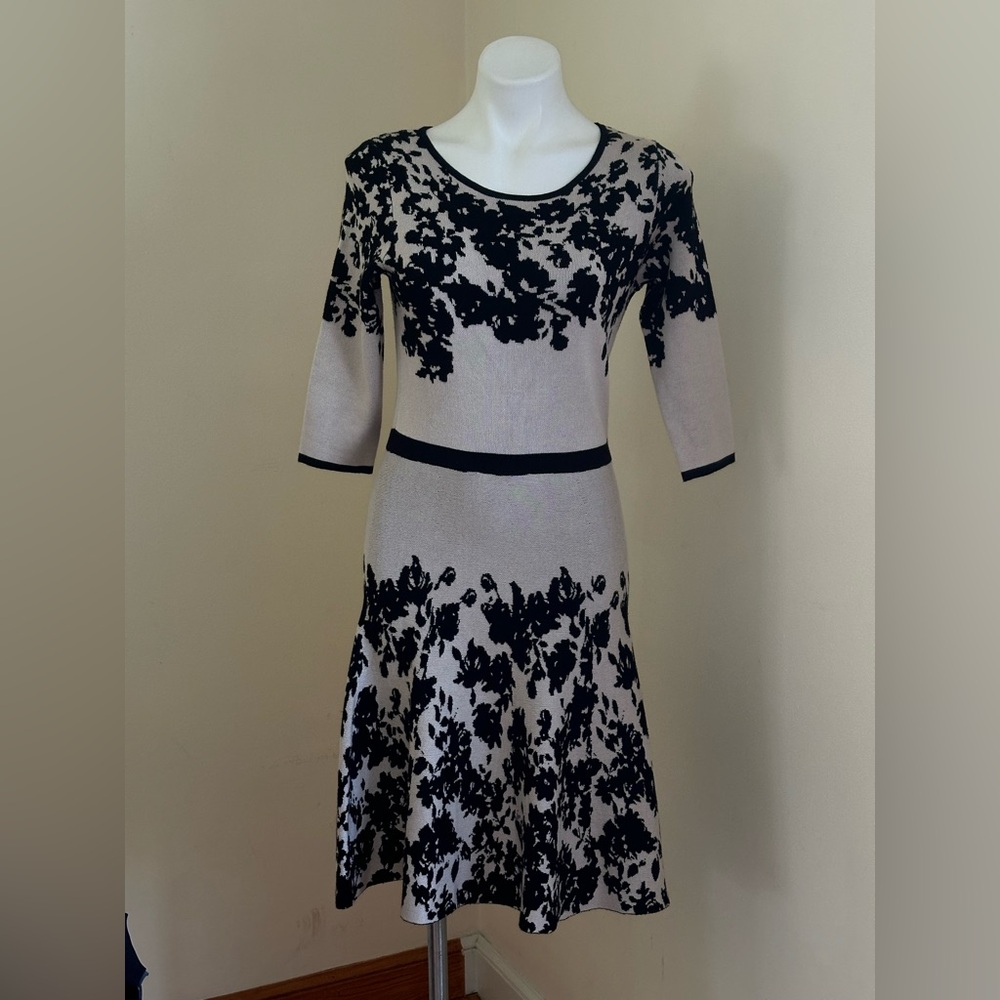 TAYLOR Black & Cream Floral, Fit & Flare 3/4th Sleeve, Sweater Dress Sz.
M